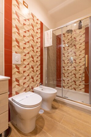 Quarto triplo | Banheiro | Chuveiro, chuveiro com efeito de chuva, bidê, toalhas de banho