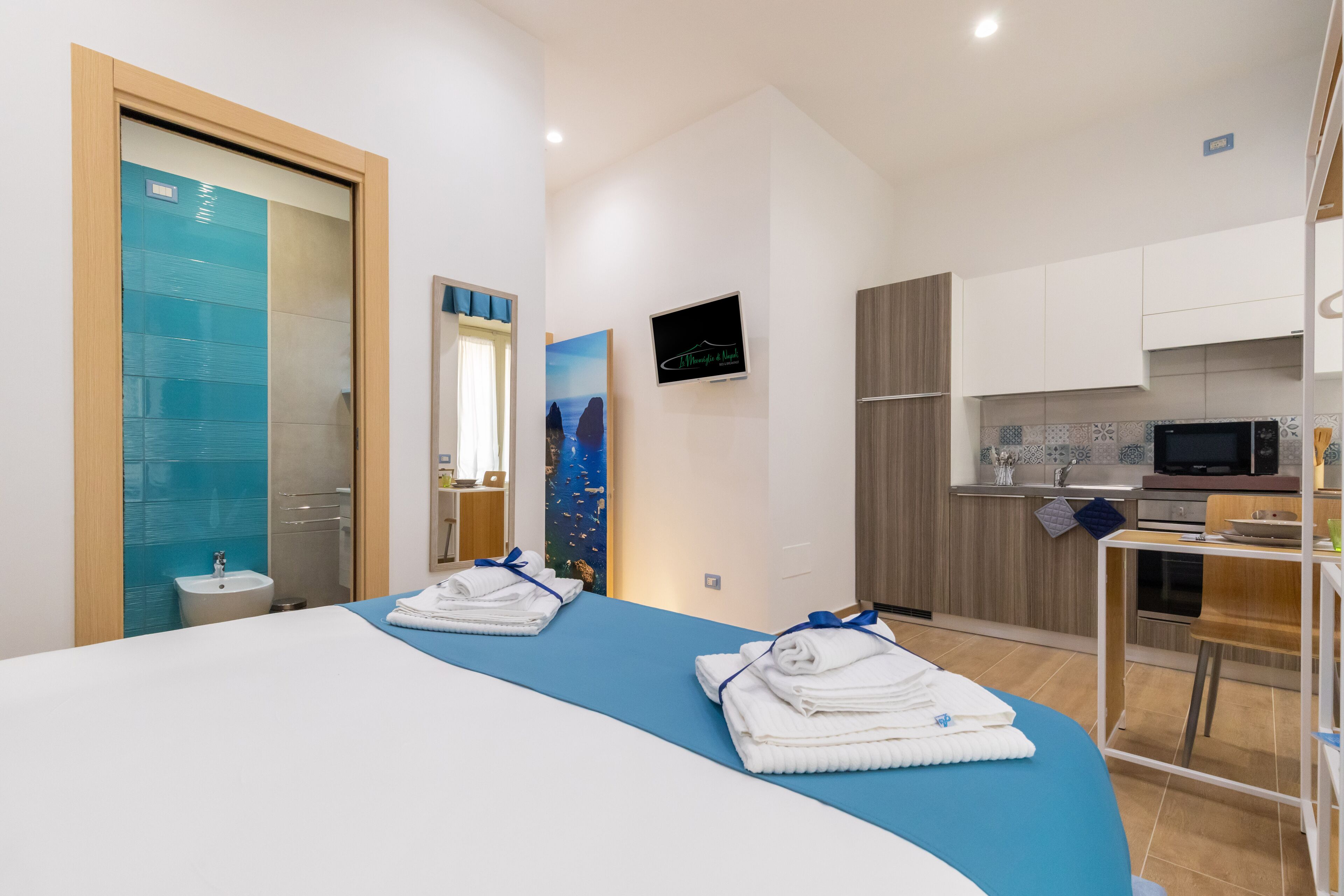 Deluxe kamer | Een kluis op de kamer, een bureau, geluiddichte muren, gratis wifi