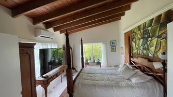 2 quartos, escrivaninha, ferros/tábuas de passar roupa