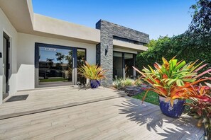 Exterior detail - Welcome to Paradise! 1 mile to beach heated pool! (Hollywood)