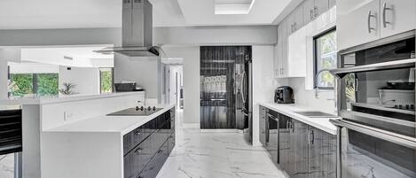 Refrigerador, microondas, horno y parrilla de estufa