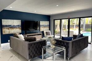 TV - Welcome to Paradise! 1 mile to beach heated pool! (Hollywood)