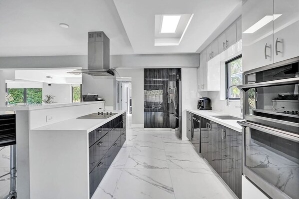 Refrigerador, microondas, horno y parrilla de estufa 