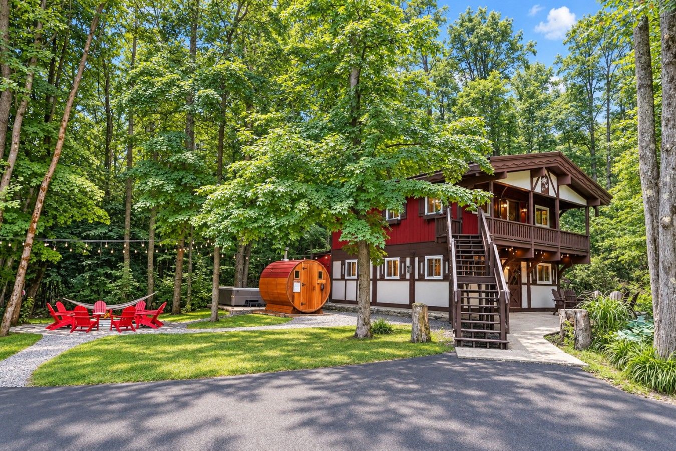Chalet Getaway: Chalet in the wooded setting