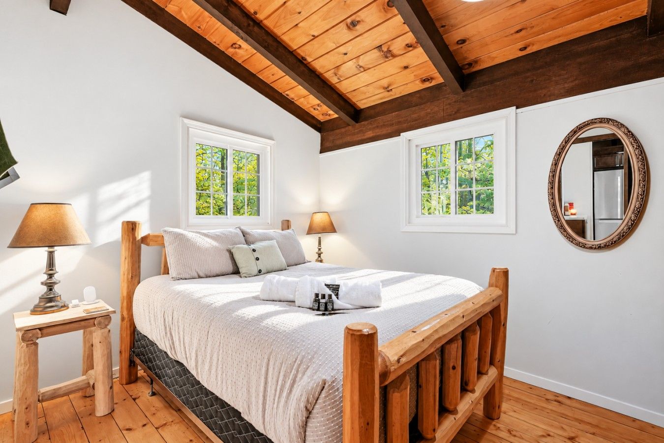 Chalet Getaway: Bedroom with log bed