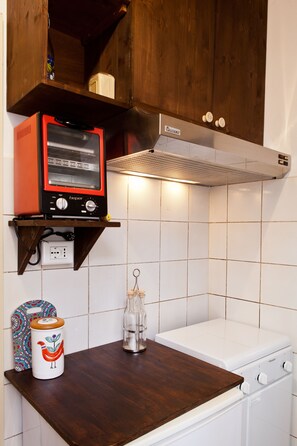 Kühlschrank, Mikrowelle, Ofen, Wasserkocher mit Kaffee-/Teezubehör