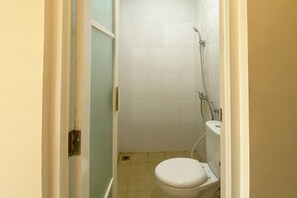 Bathroom - Reddoorz @ Arkana Seturan (Depok)