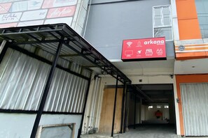 A building with a sign for 'arkana' indicating a restaurant. - Reddoorz @ Arkana Seturan (Depok)