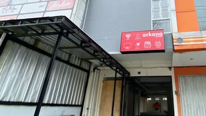 Un edificio con un letrero que indica 'arkana', un restaurante.