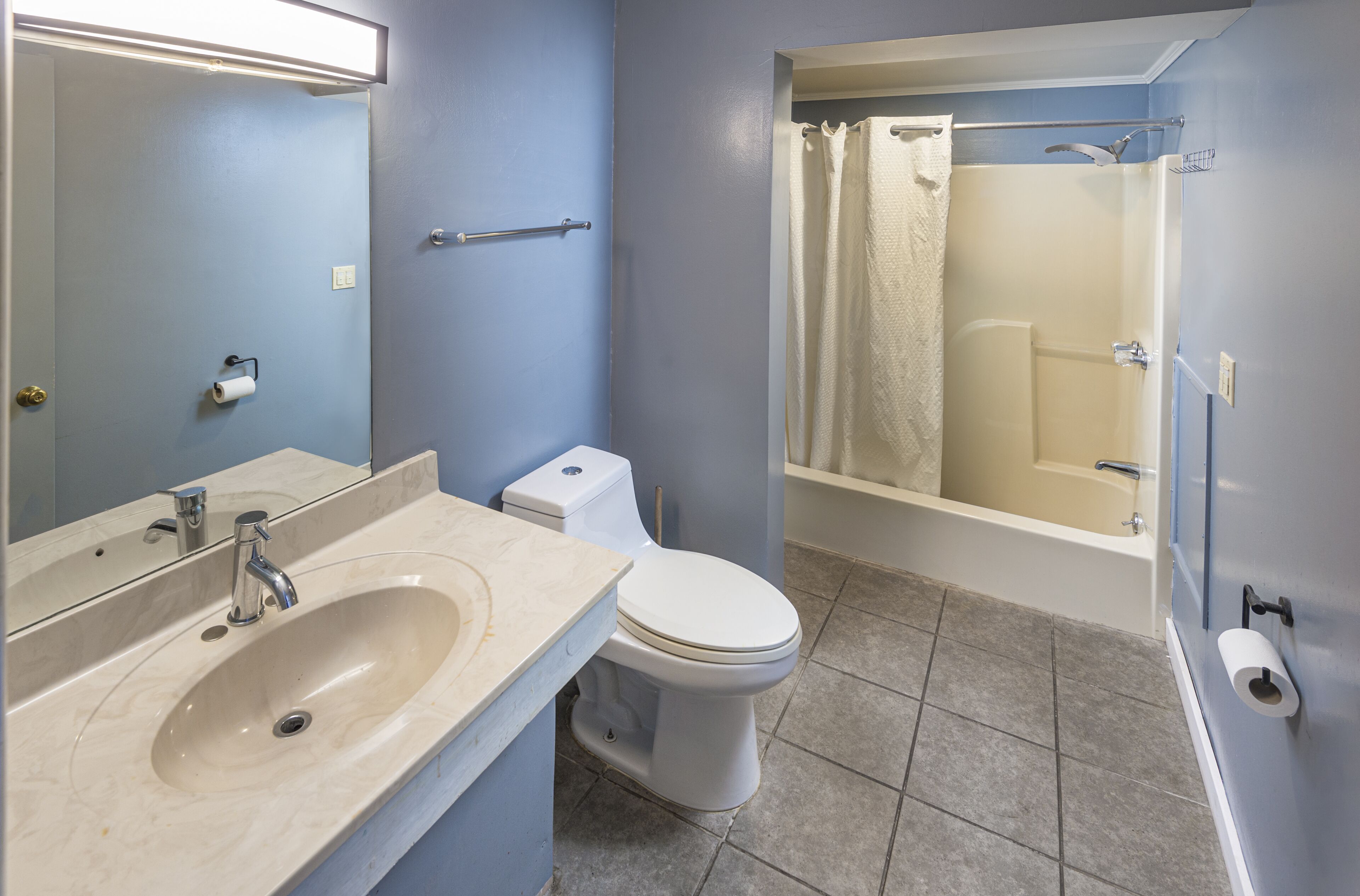 Un baño con lavamanos, inodoro y bañera.