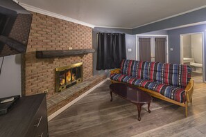 Phòng Premium, 1 giường cỡ king và sofa giường, bếp | Bàn, khu vực làm việc phù hợp cho laptop, màn/rèm cản sáng 