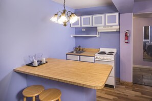 Phòng Deluxe, 2 giường cỡ queen, bếp nhỏ | Bàn, khu vực làm việc phù hợp cho laptop, màn/rèm cản sáng 