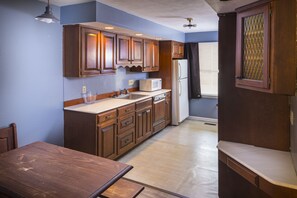 Premium Room, 1 King Bed with Sofa bed, Kitchen | Private kitchen | Microwave - Sunrise Inn Hershey (Hershey)