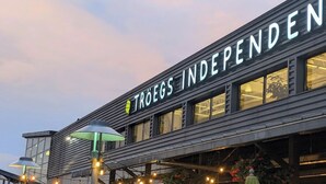 A building with the sign "THØEGS INDEPENDEN" indicating a restaurant or cafe. - Sunrise Inn Hershey (Hershey)
