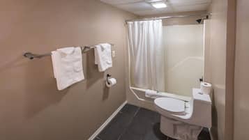 Combined shower/tub, free toiletries, hair dryer, towels