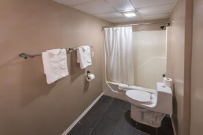 Combined shower/tub, free toiletries, hair dryer, towels - Sunrise Inn Hershey (Hershey)