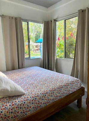 3 bedrooms, free WiFi, bed sheets - Beautiful House 2 blocks from beach with AC (Manzanillo)