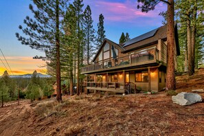 Exterior - Toiyabe Luxury 6BR + Loft, 5BA, Spa,8 Min to Ski (South Lake Tahoe)