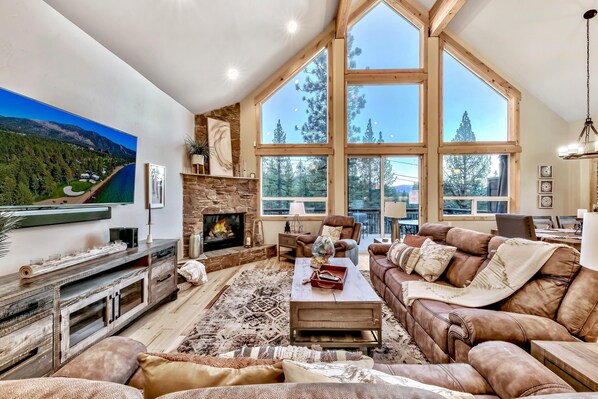 Smart TV, fireplace, foosball - Toiyabe Luxury 6BR + Loft, 5BA, Spa,8 Min to Ski (South Lake Tahoe)