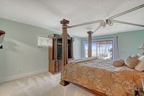 5 bedrooms, desk, iron/ironing board, free WiFi