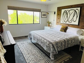 2 makuuhuonetta, työpöytä, silitysrauta/-lauta, ilmainen Wi-Fi