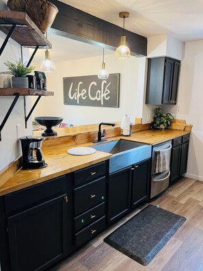 Een koelkast, een microgolfoven, een oven, een kookplaat