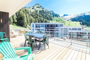 Outdoor dining - Penthouse 3-bed apartment with large balcony, stunning views (Flaine)