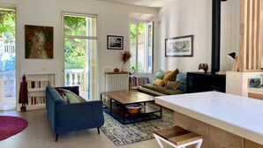 Una sala de estar moderna con un sofá, una mesa de centro y un comedor.