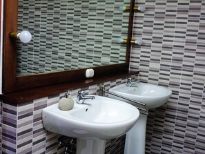 Douche, séchoir à cheveux, serviettes fournies, savon