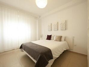2 bedrooms, internet, bed sheets