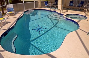 A heated pool, pool loungers - Bearfoot Bunker (Rotonda West)