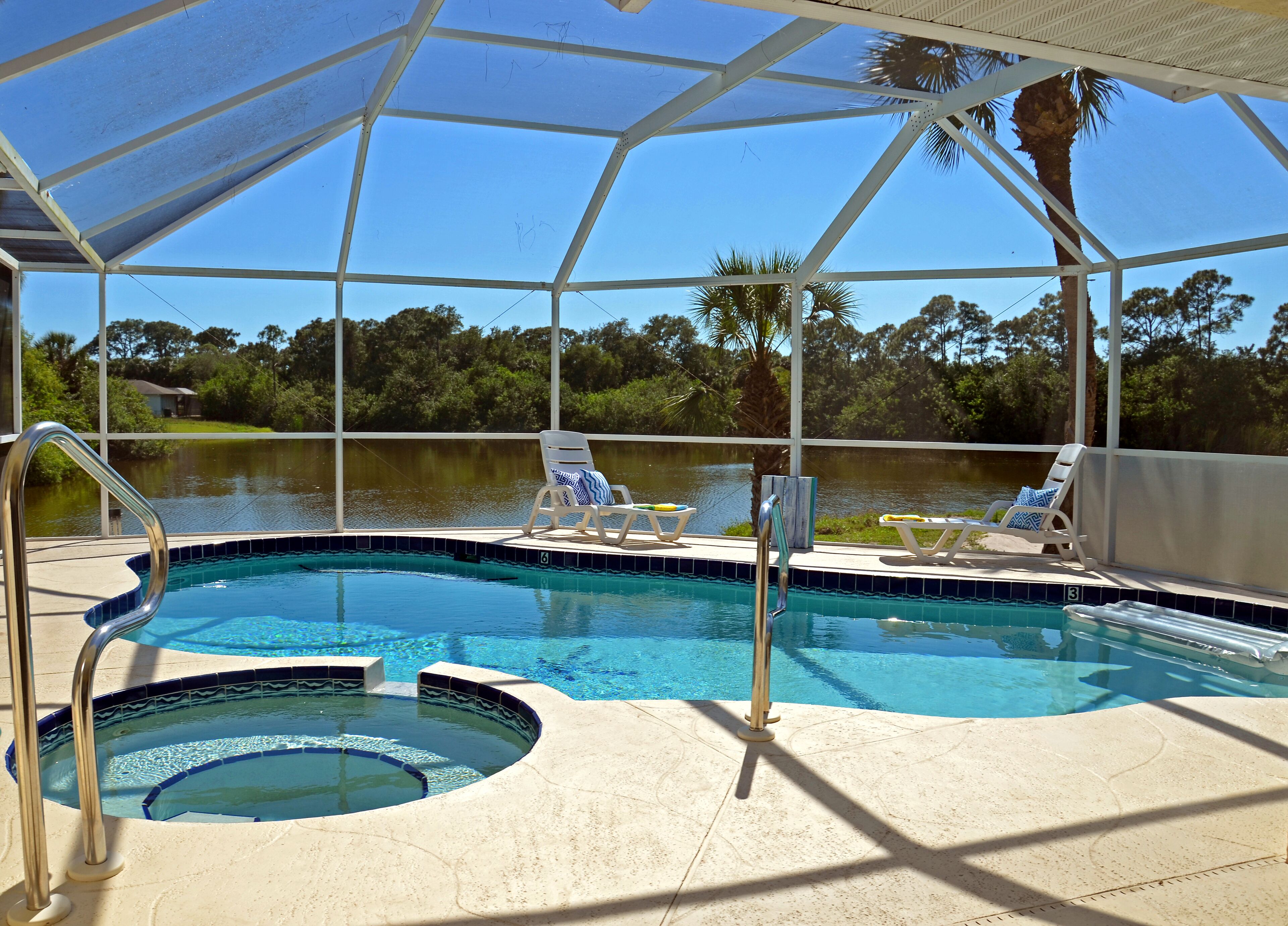 Alberca climatizada y camastros 