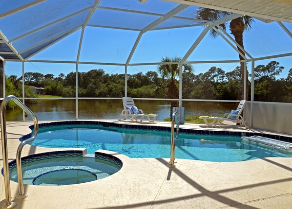 Beheizter Pool, Liegestühle