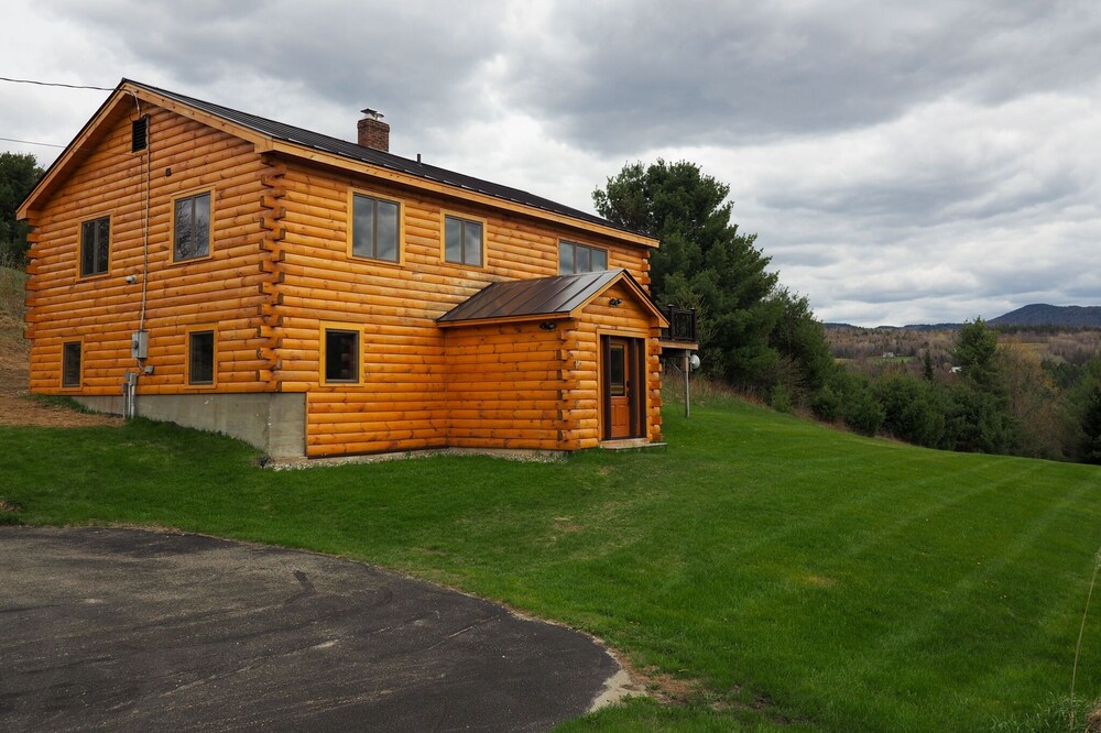 5-bedroom cabin on large private lot in East Burke near KINGDOM TRAILS