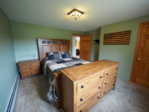 5 bedrooms, free WiFi, bed sheets - 5-bedroom cabin on large private lot in East Burke near KINGDOM TRAILS (Burke)