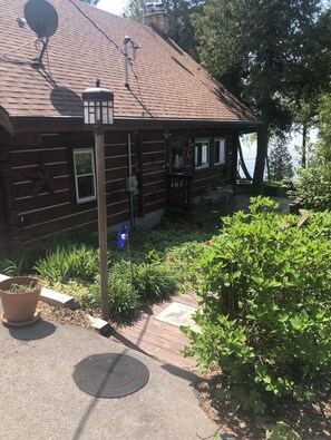 Property grounds - Waterfront Log Home, WiFi, 3 bedrooms, Direct TV, Fire Pit (Egg Harbor)