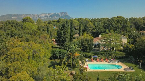 Charming  cottage , secluded property with pool and garden - beaches nearby