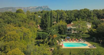 Charming cottage , secluded property with pool and garden - beaches nearby