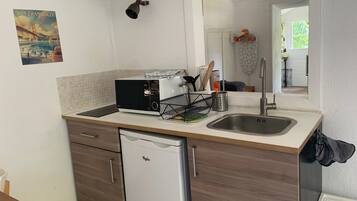 Réfrigérateur, micro-ondes, plaque de cuisson, cafetiÚre/bouilloire