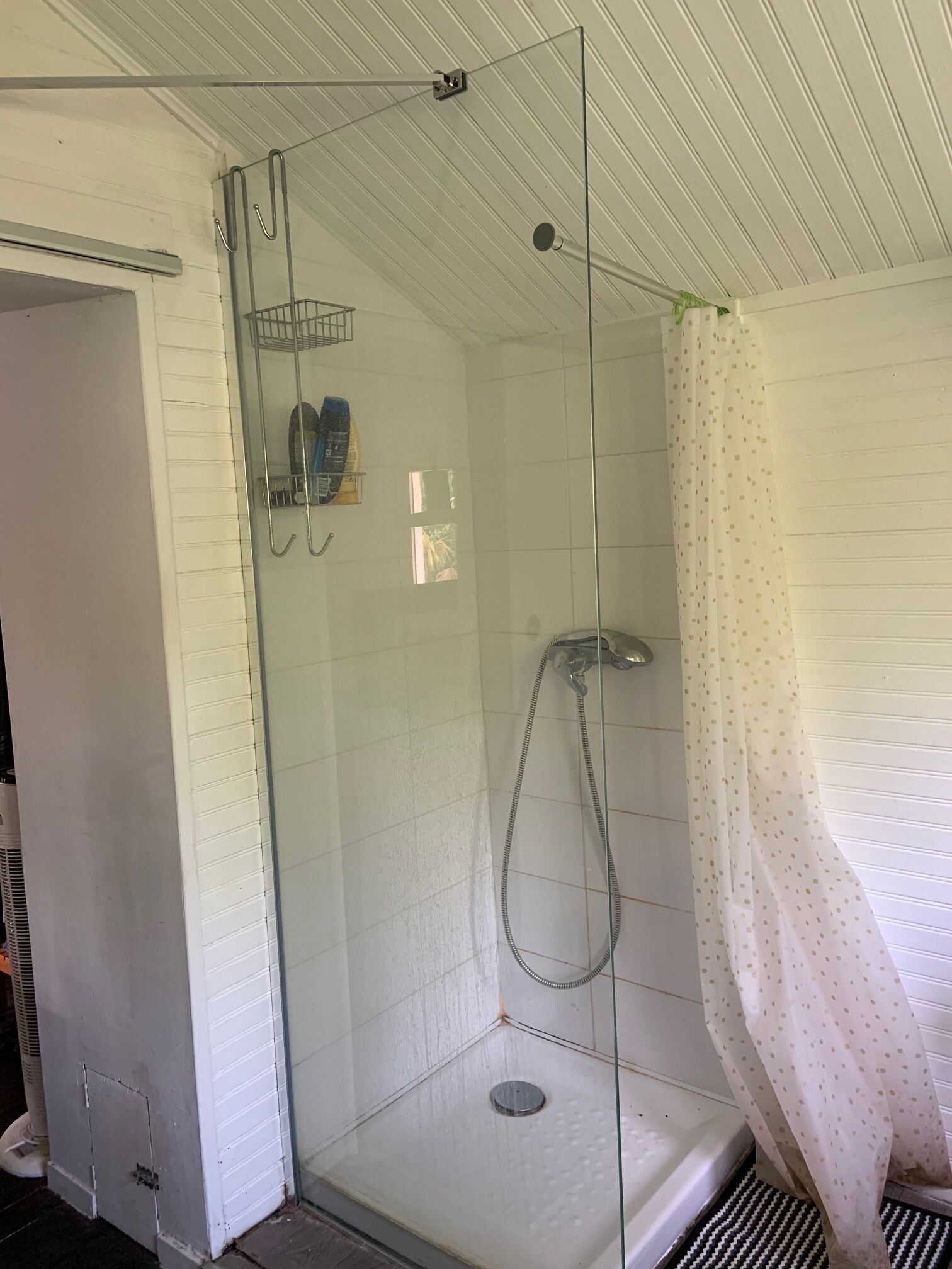 Douche, sèche-cheveux, serviettes fournies, savon