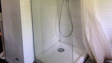 Douche, sĂšche-cheveux, serviettes fournies, savon