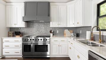 Geladeira grande, micro-ondas, fogão, cooktop