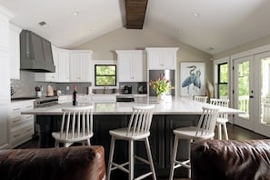 Full-sized fridge, microwave, oven, stovetop