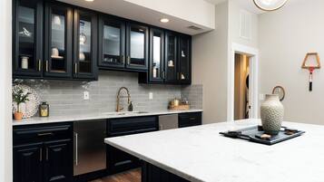 Geladeira grande, micro-ondas, fogão, cooktop