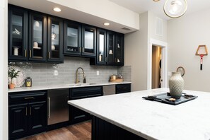 Full-size fridge, microwave, oven, stovetop - Lakefront Lux: Spa, Dock, Game Room, Fire Pit, Boat Rental, Pet Friendly (Eatonton)