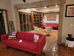 Smart TV, chimenea, reproductor de DVD y libros