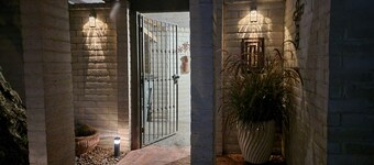 SUNSHINE FAMILY GETAWAY. NICE CONDO NEAR I10 WITH 4 QUEEN BEDS GREAT VIEW. 