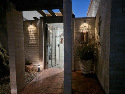 SUNSHINE FAMILY GETAWAY. NICE CONDO NEAR I10 WITH 4 QUEEN BEDS GREAT VIEW. 