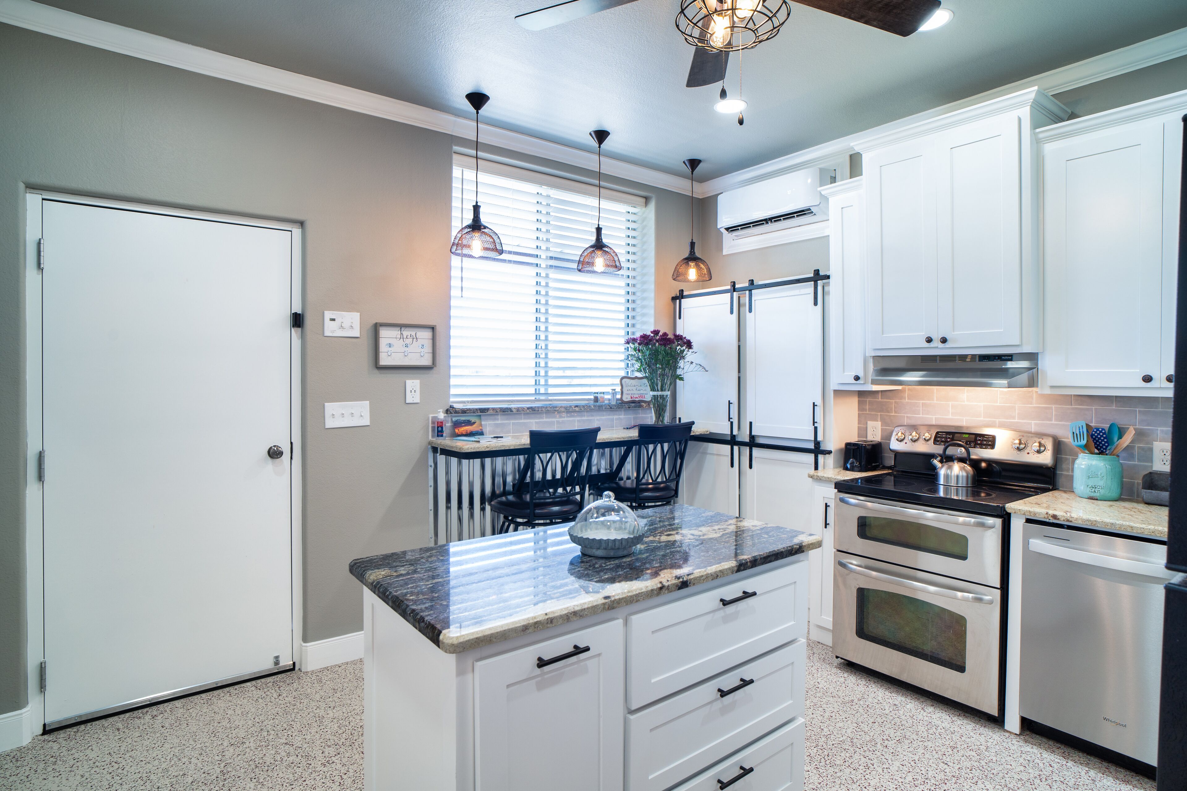 Jääkaappi, mikroaaltouuni, uuni, liesi