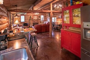 Fridge, microwave, oven, stovetop - Lil’ Kickback On Elk Creek (Eau Claire area) (Elk Mound)